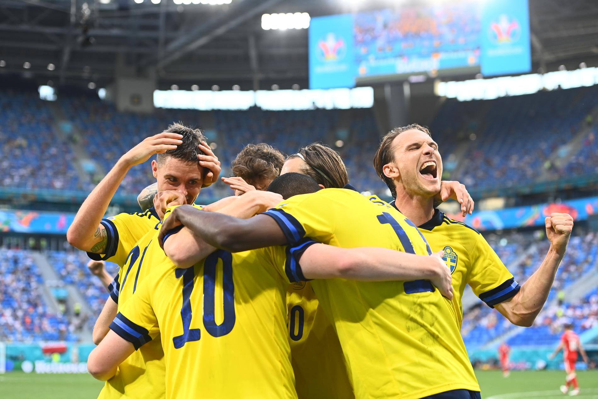 Albin Ekdal och Sverige jublar efter mål mot Polen.