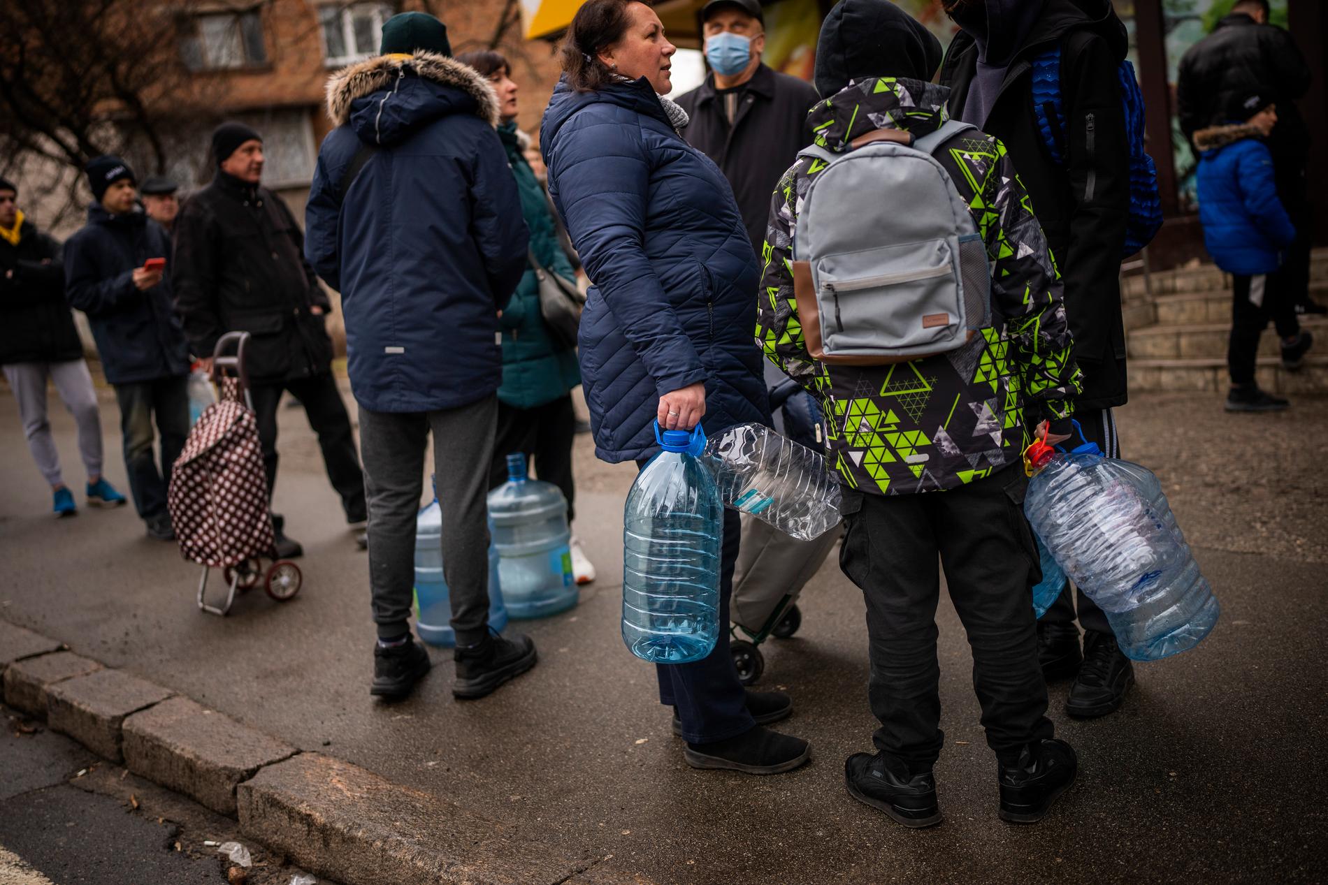Kö för att hämta vatten i Kiev.