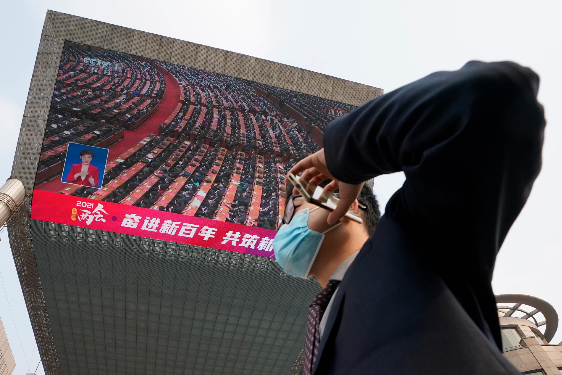 Kinas regim försöker att hålla ett hårt grepp om debatten på nätet. Bilden är tagen i Peking i samband med den kinesiska folkkongressen i mars.