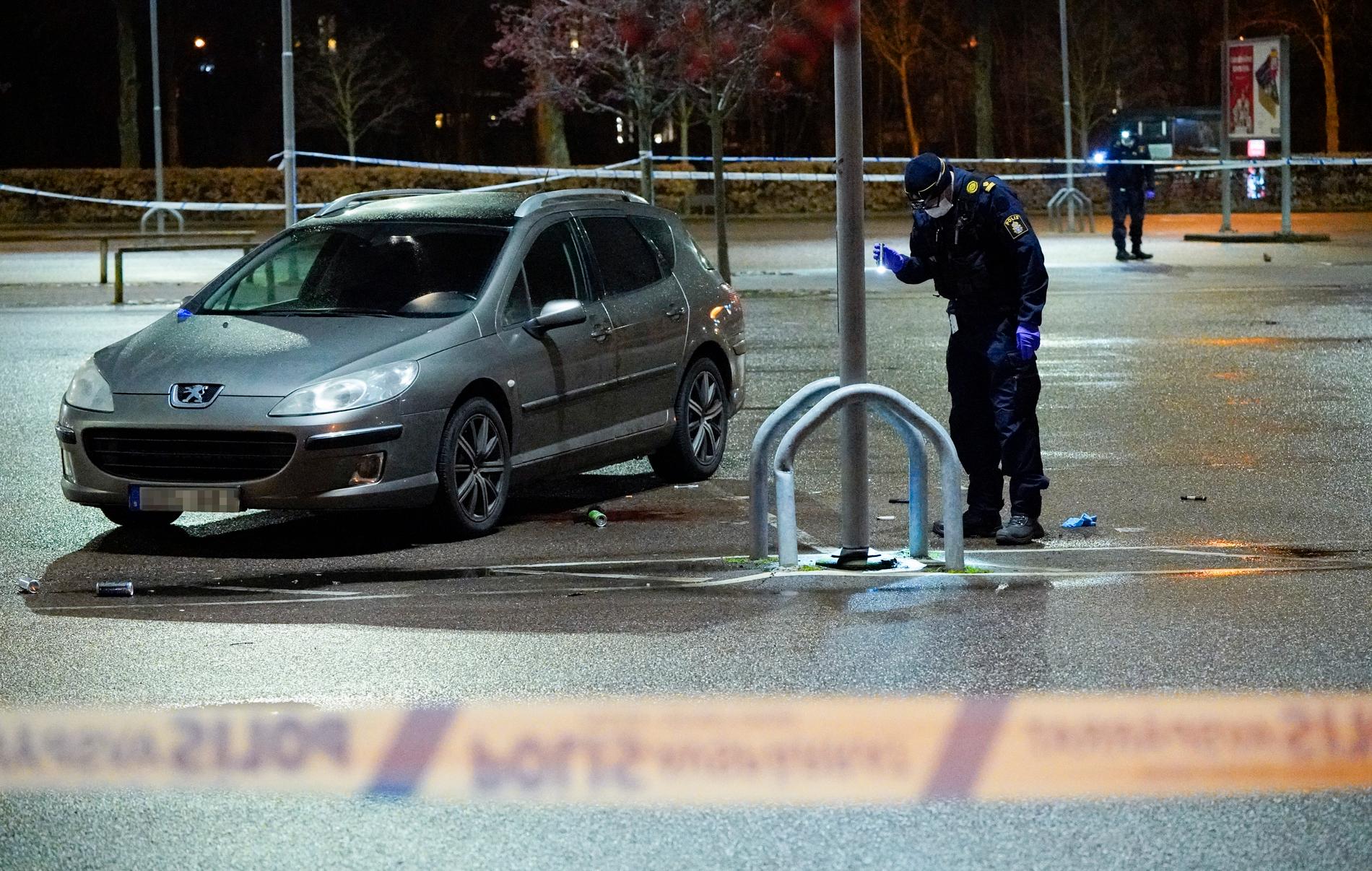 En man har gripits efter att en man i 30-årsåldern hittats med skärskador på en parkeringsplats i Helsingborg.