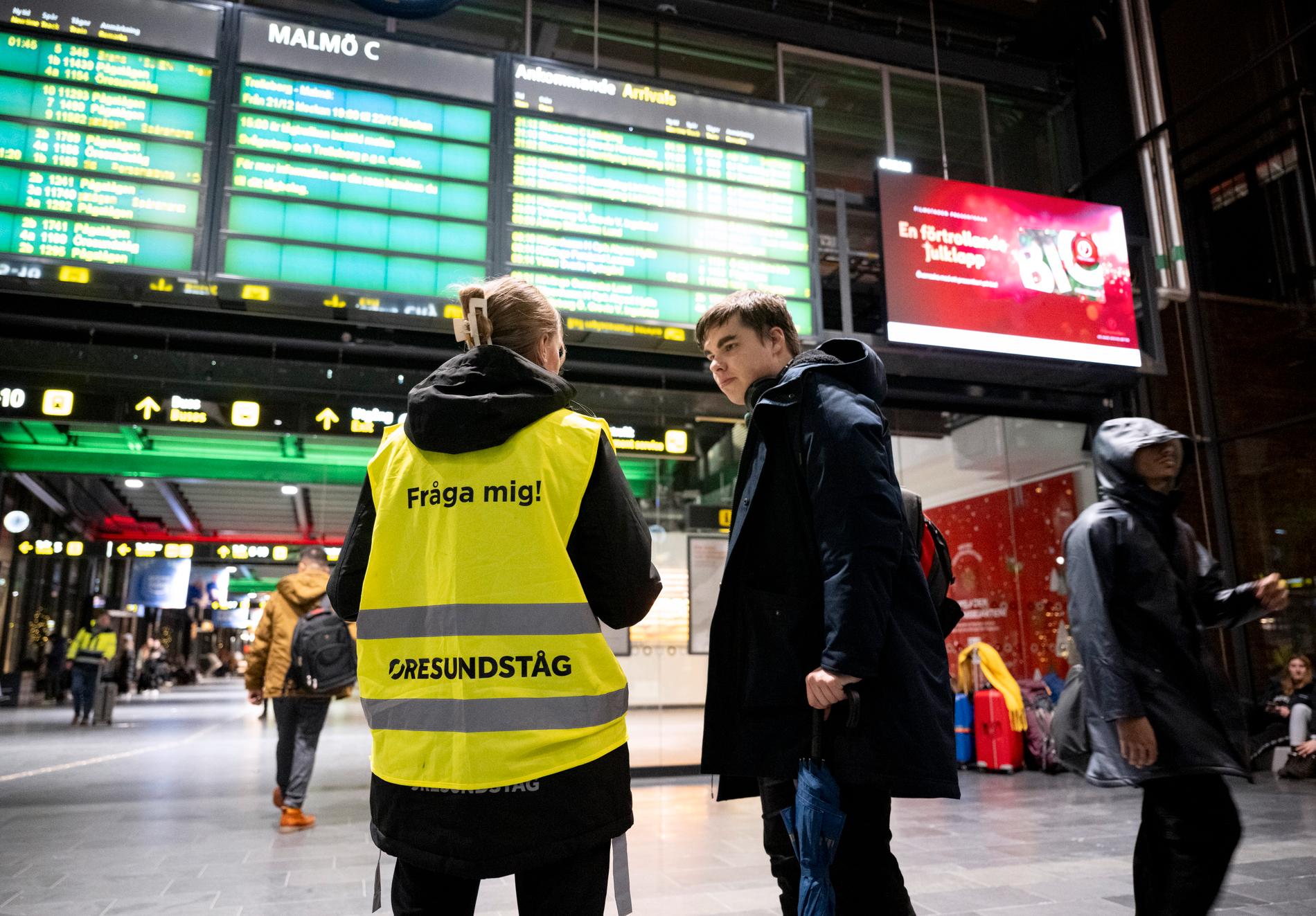 Passagerare på Malmö central väntar på besked.
