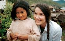 2002 Hon besöker en bergsby i Peru i samband med att hon leder faddergalan på TV4.