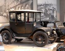 Denna Detroit Electric från 1915 finns på Tekniska museet i Stockholm. Toppfart 30 km/h och körsträcka 5-6 mil/laddning.