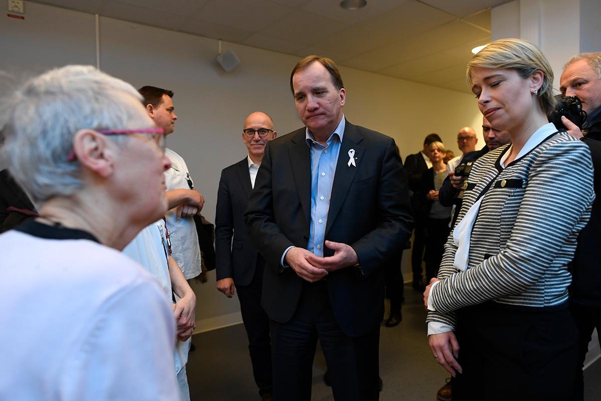 Stefan Löfven och Socialminister Annika Strandhäll på Borgholms lasarett. 