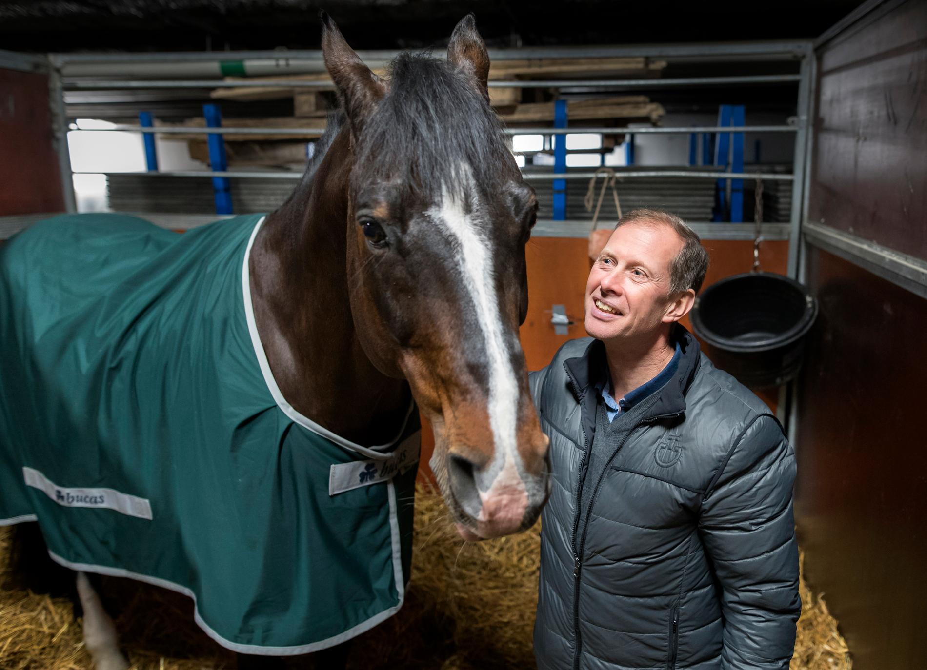 Rolf Göran Bengtsson i stallet med sin häst Casall Ask som gör sin sista tävling i Sverige under Göteborg Horse Show.