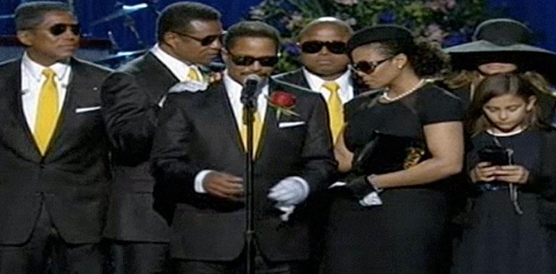 Hela familjen Jackson samlades på scenen och efter avslutningsnumret höll de känslofyllda tal till Michael Jackson.