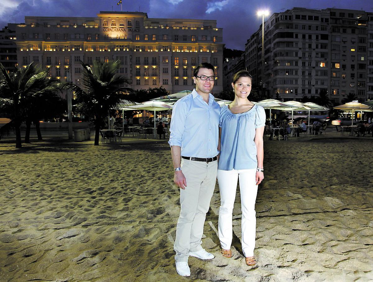 Lyxhotellet Copacabana Palace ligger precis vid stranden och är parets hemvist under resan. Här väntar Daniel på sin prinsessa om kvällarna.