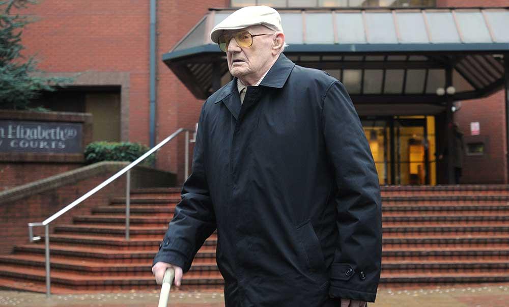Ralph Clarke lämnar rätten i Birmingham.