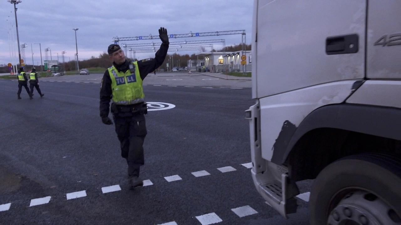Lars stoppar en lastbil vid gränsen. 