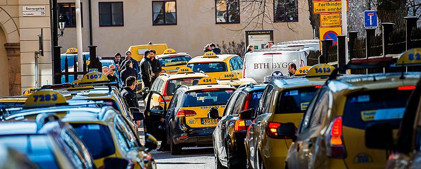 I våras protesterade hundratals taxichaufförer i Stockholm mot färdtjänstavtalet.