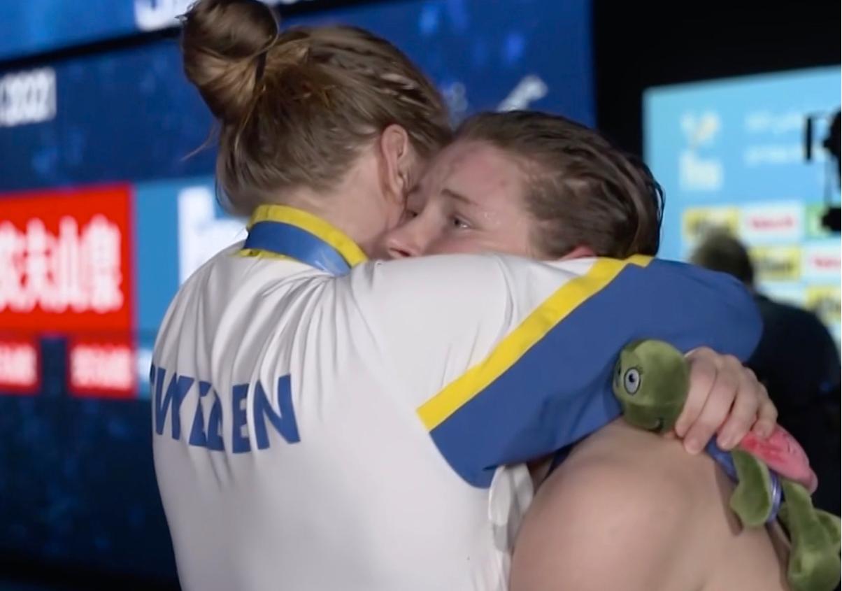 Systrarna Hansson kramas efter medaljsuccén på VM