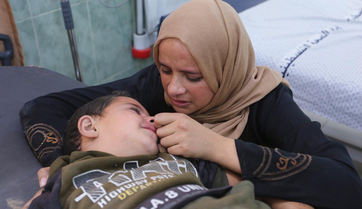 En palestinsk flicka väntar på hjälp på ett sjukhus i Rafah, efter ett bombanfall den 30 oktober.