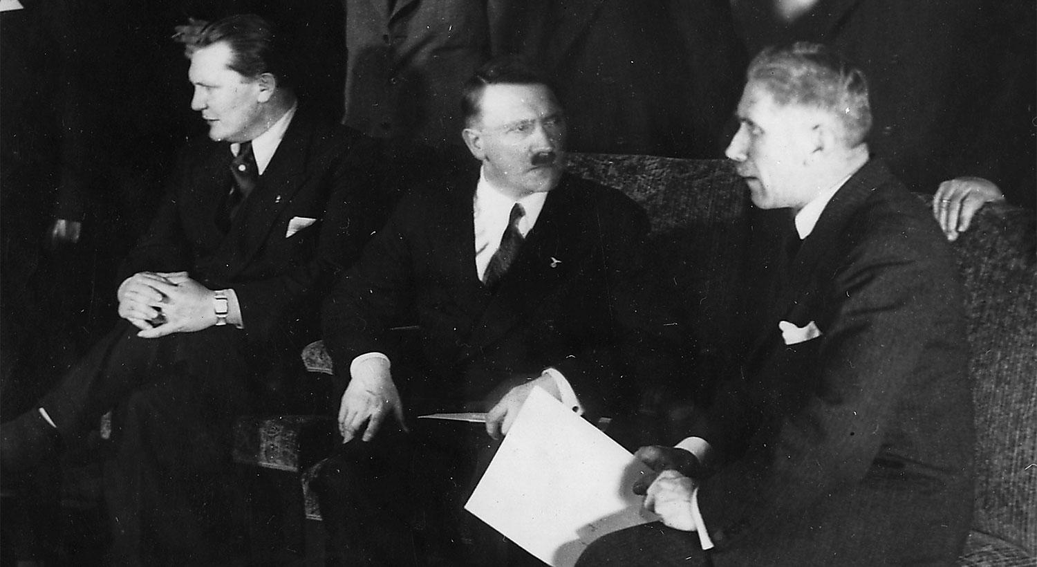 HITLER I FINRUMMET  1933 röstade den tyska borgerligheten igenom Fullmaktslagarna som kom att ge Adolf Hitler diktatoriska befogenheter. Här möts den nya regeringen med Herman Göring och Franz von Papen vid Hitlers sida.