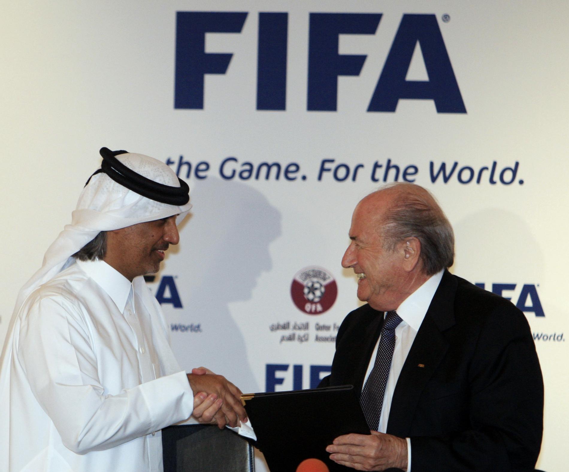 Fifa-president Sepp Blatter och presidenten för Qatars fotbollförbund, Shejk Hamad Bin Khalifa Bin Ahmed al-Thani, på en bild från slutet av 2013.