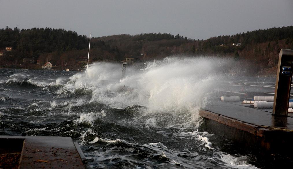 Piskande hav Vågorna slår in över
flyttbryggorna i Lyckorna
brygga i Ljungskile.
”Man klarade inte att gå
mot vinden inte”, säger
Kerstin Magneson som tog bilden.