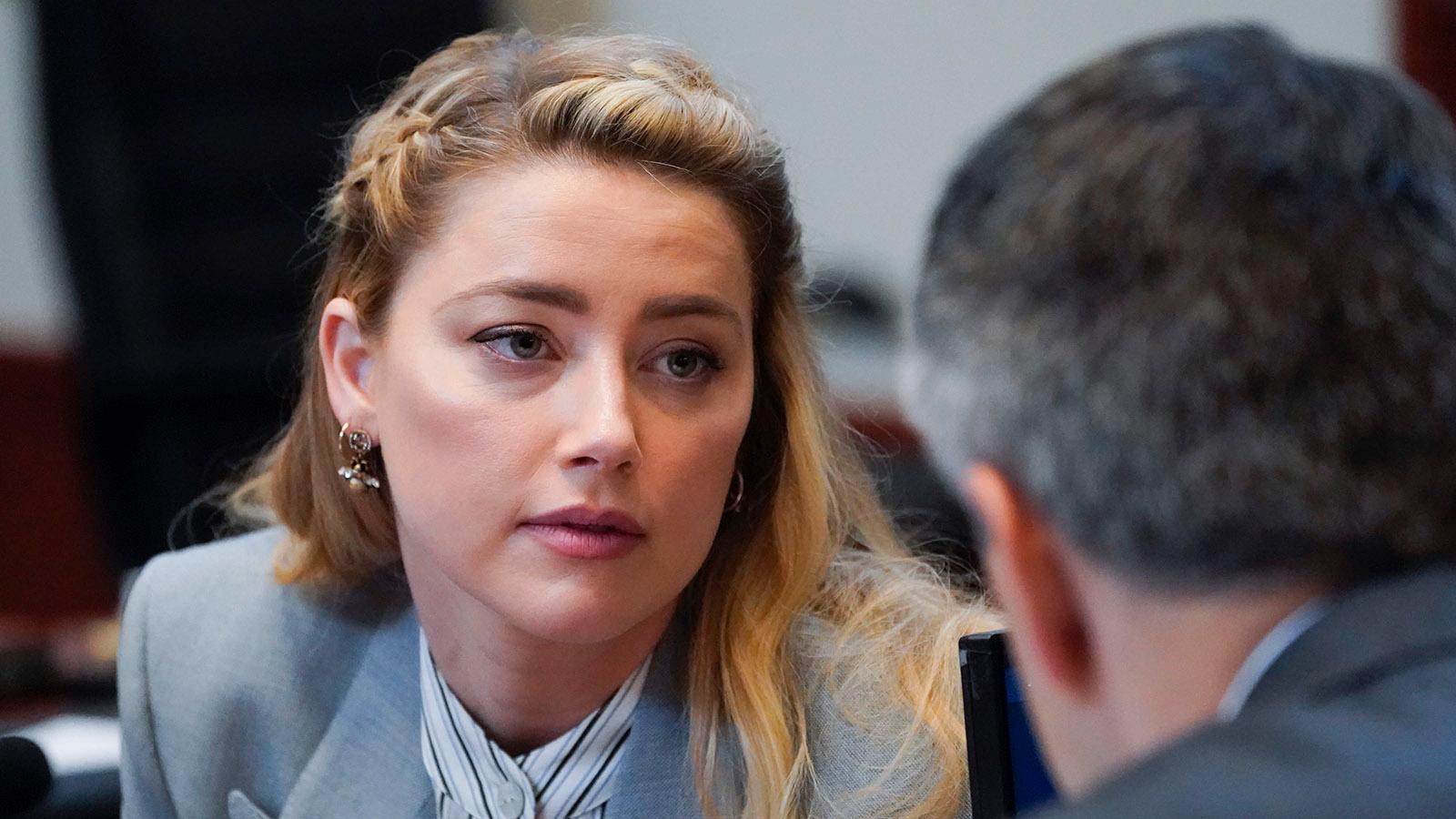 Amber Heard pratar med sina advokater under sista rättegångsdagen. 