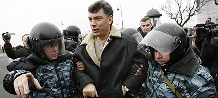 Oppositionsledaren Boris Nemtsov förs bort av kravallutrustad polis vid en annan demonstration.