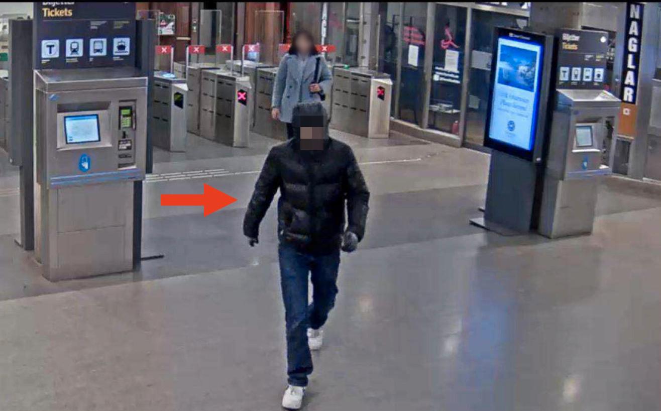 Den misstänkte gärningsmannen under flykten i tunnelbanan.