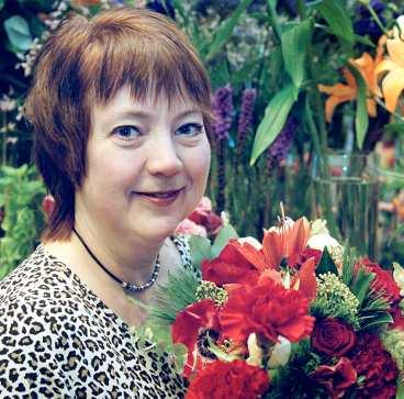 Ett personligt jularrangemang behöver inte kosta alltför mycket, enligt floristen Yvonne Bernzon. Några tulpaner och ett par videkissar räcker. Och vill man slösa så kan man ösa på med orkidéer.