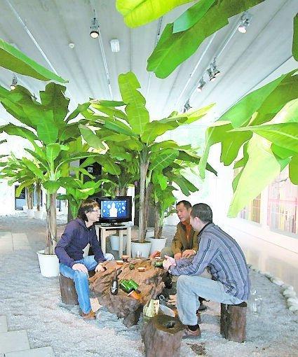 Konstnärsgruppen Yangjiang Group har skapat en modern tolkning av en kinesisk trädgård genom hela konsthallen.