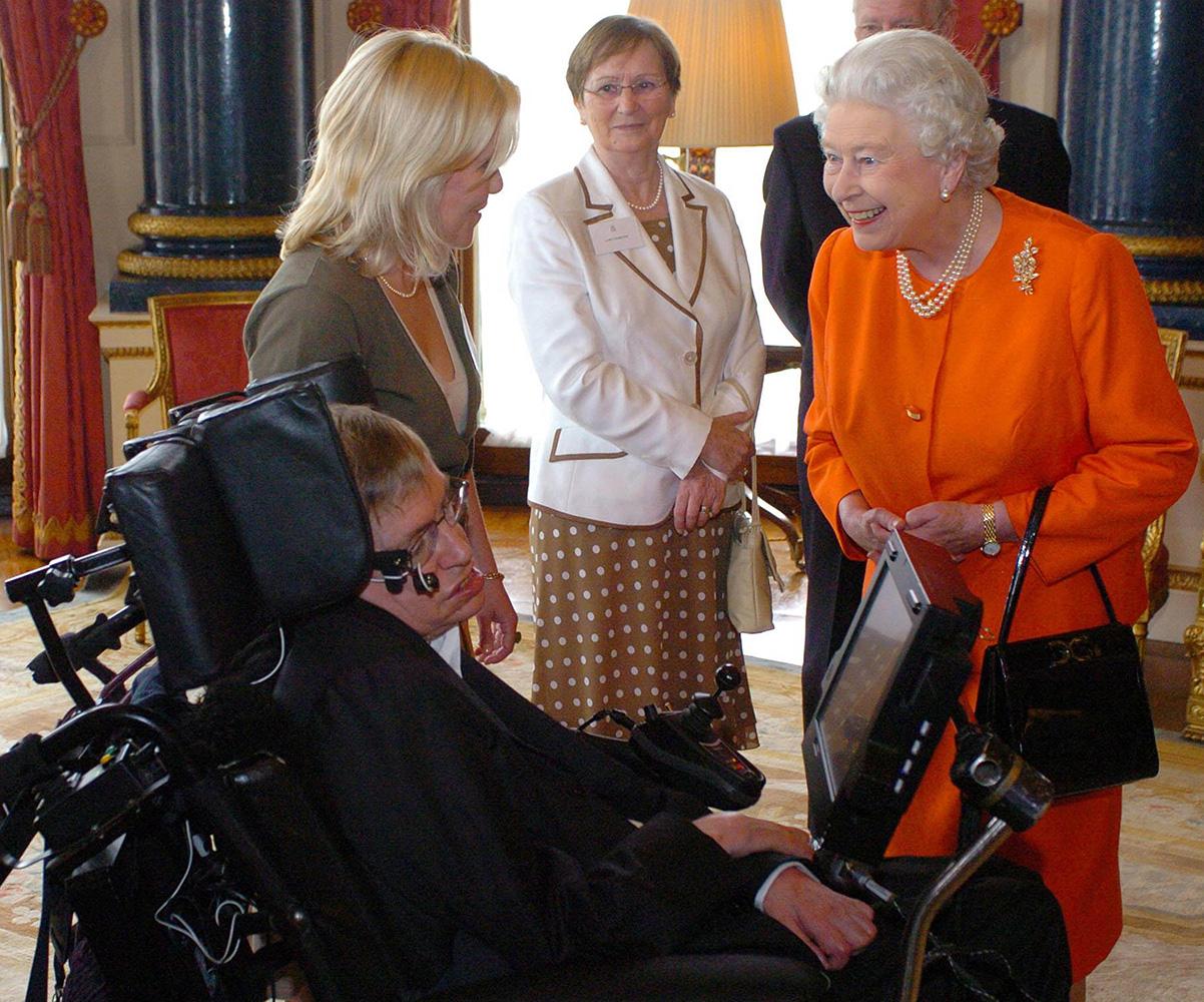 Hawking och drottning Elizabeth 2006.