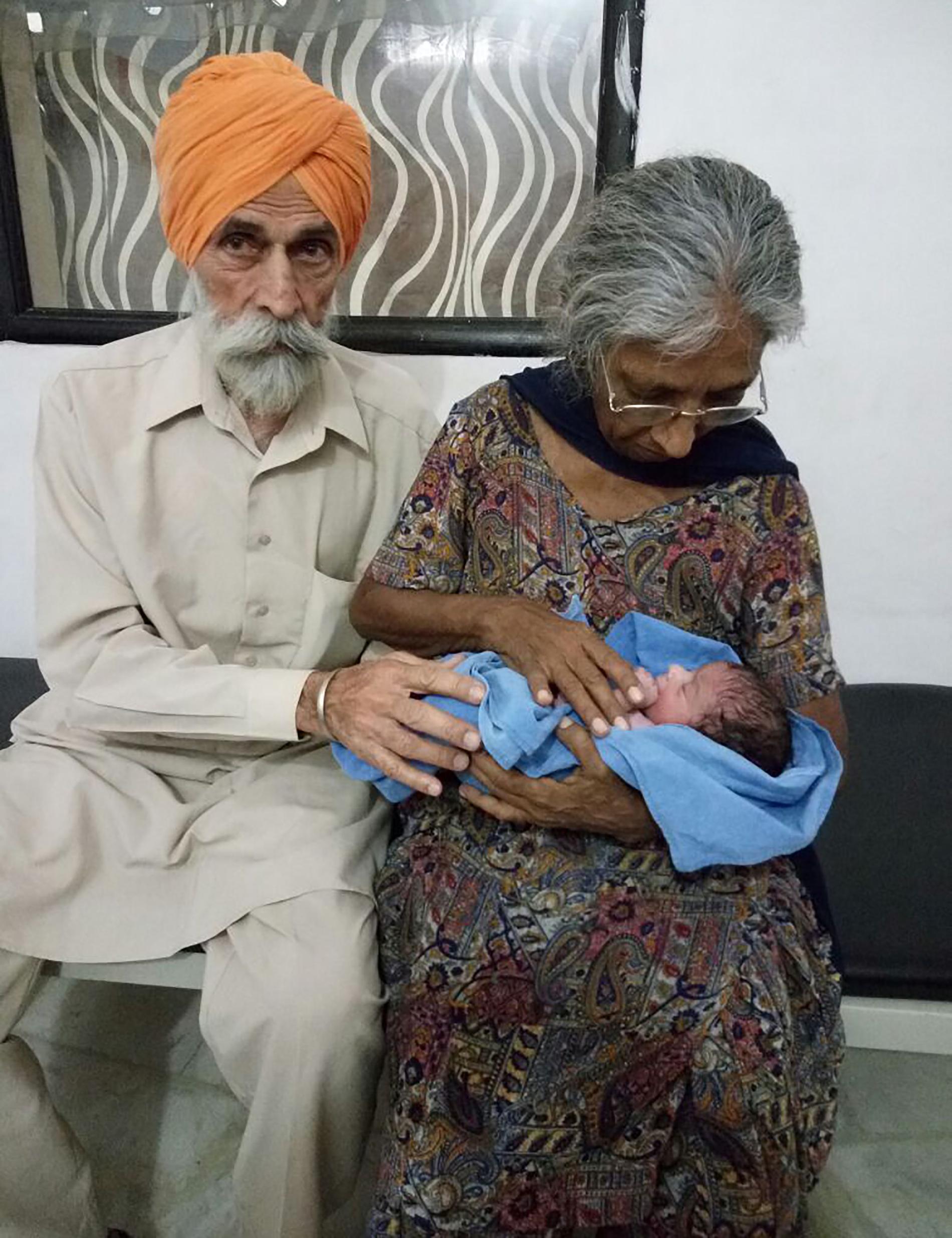 Daljinder Kaur, 72, och hennes make Mohinder Singh Gill, 79, tillsammans med barnet Arman Singh.