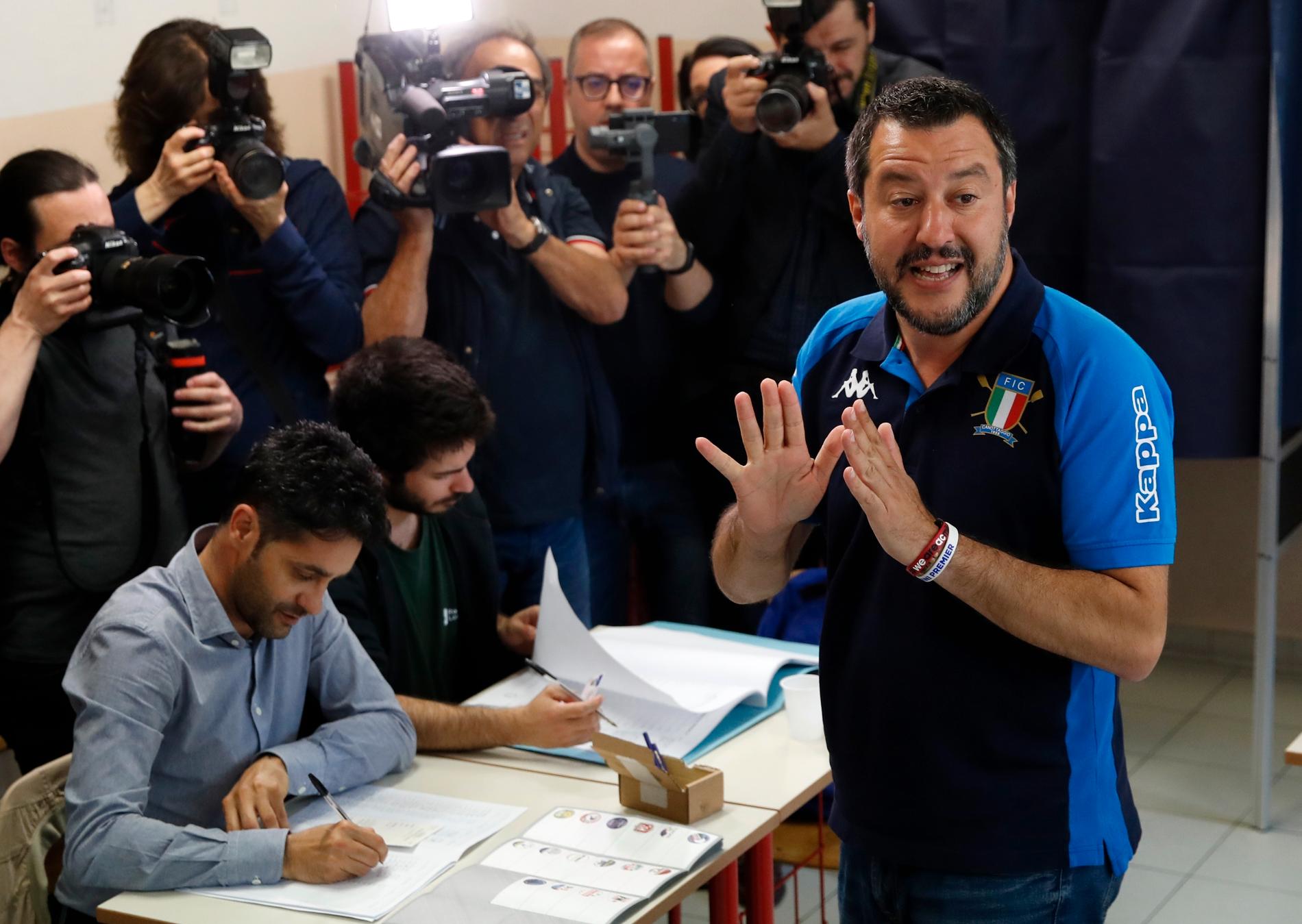 Lega-ledaren Matteo Salvini la sin röst i Milano under söndagen.