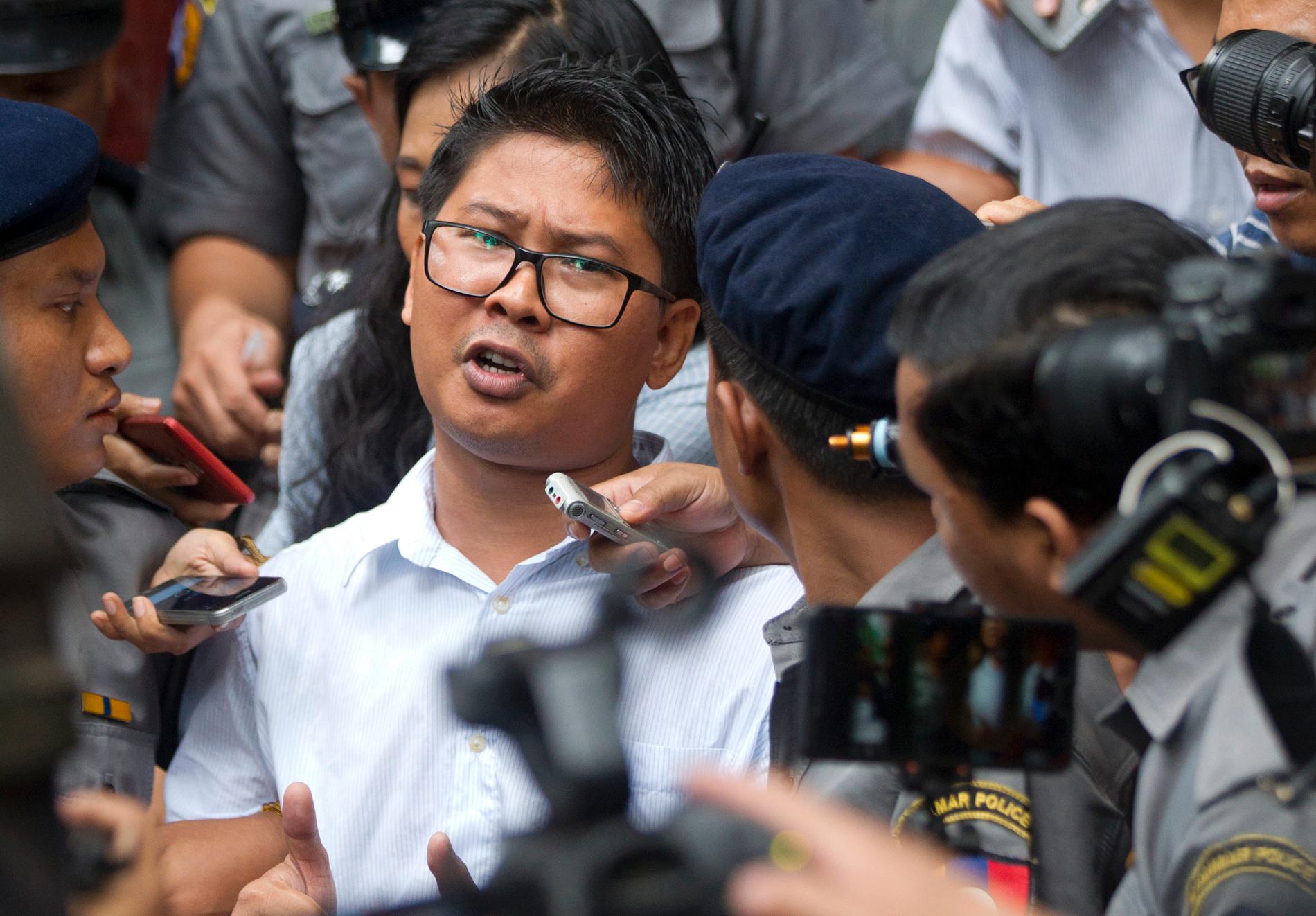 Reutersjournalisten Wa Lone intervjuas medan han förs bort av polis efter ett domstolsförhör i Rangoon september i fjol.
