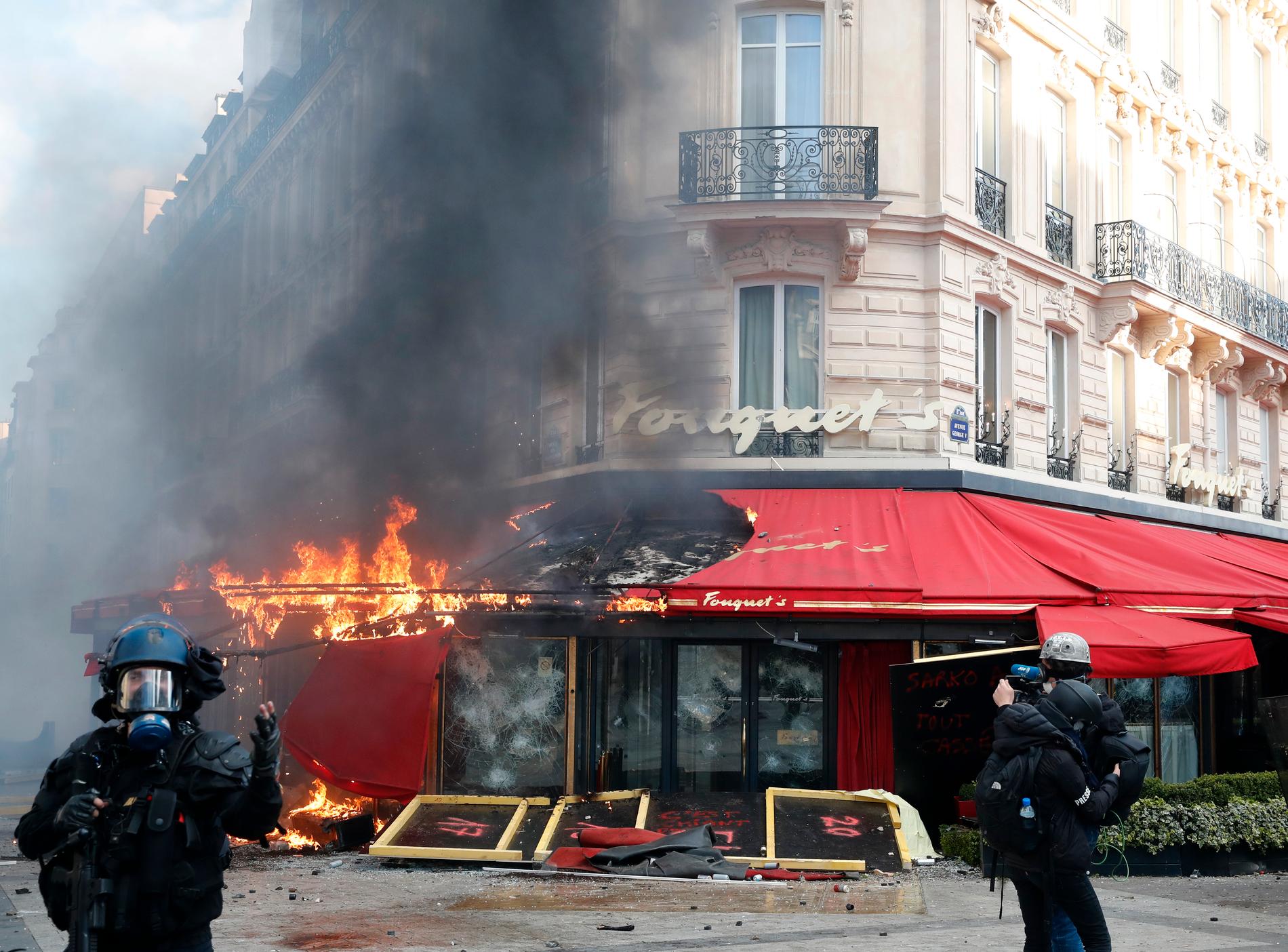 En exklusiv restaurang i centrala Paris brinner under Gula västarna-protesterna på lördagen.