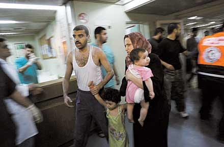 En palestinsk familj kommer till sjukhuset efter en ny israelisk attack mot Gazaremsan i går. Minst fyra människor dog. Krav måste ställas på båda sidor i Mellanösternkrisen. Men Israel har ett särskilt ansvar.