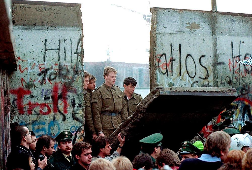 Föll för 25 år sedan i dag När Berlinmuren väl föll gick det snabbt och plötsligt var Tyskland återförenat.