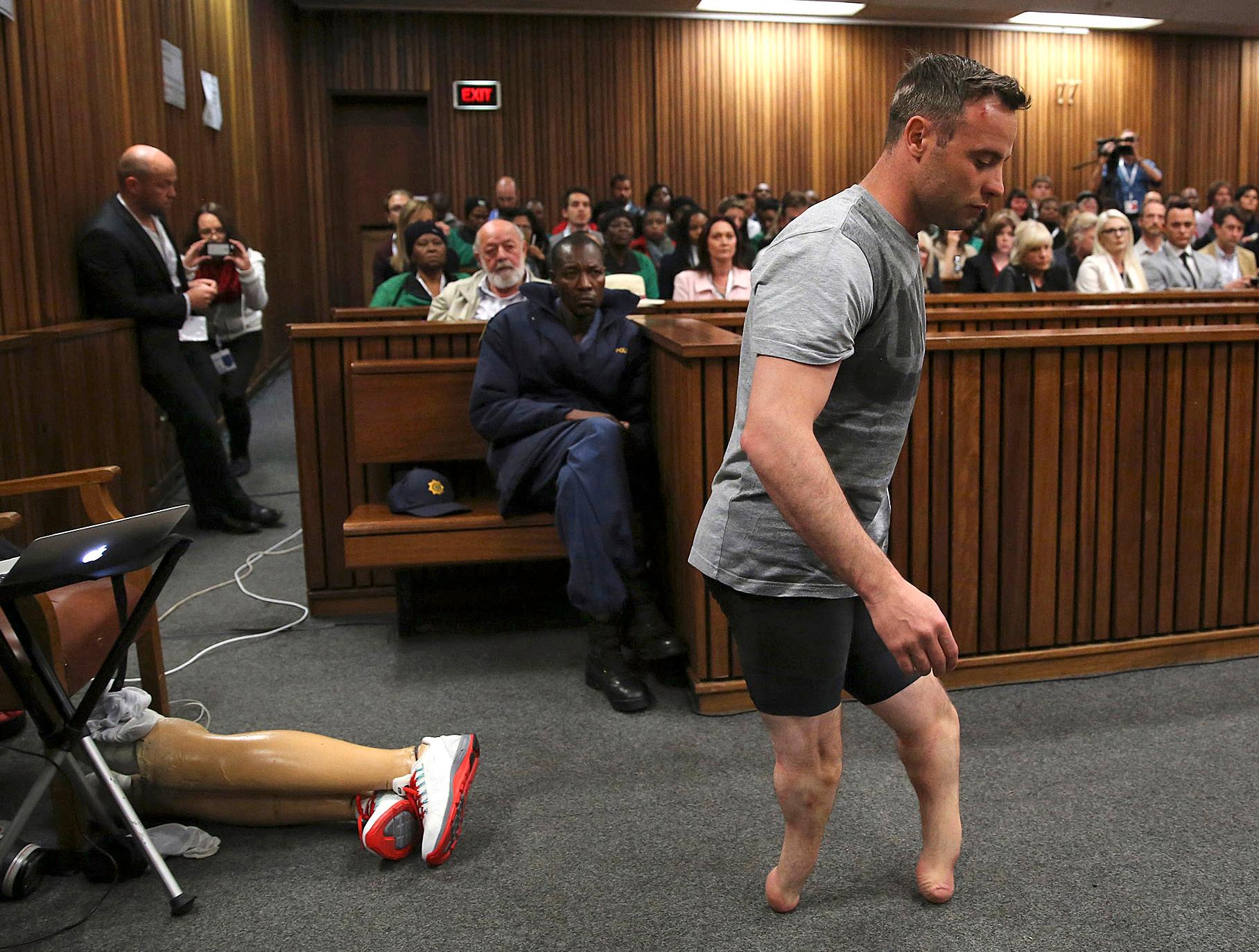 Pistorius har går i rätten utan sina proteser.