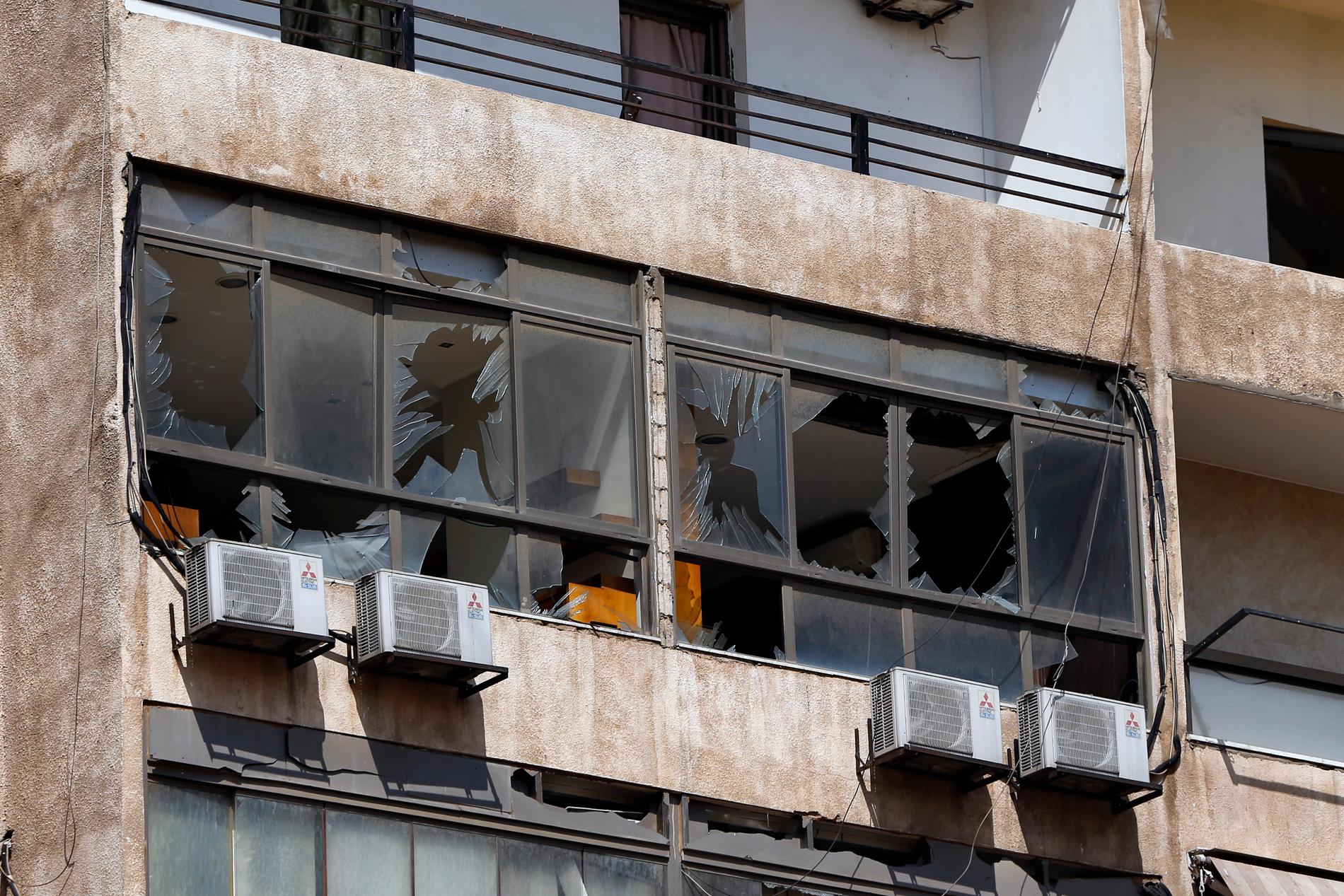 En fastighet som skadades när drönarna störtade i Libanons huvudstad Beirut.