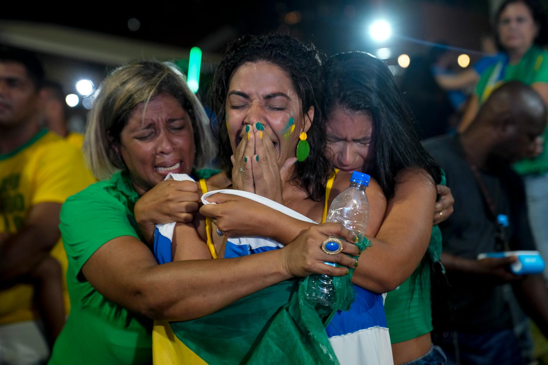 Anhängare till Bolsonaro i tårar efter valresultatet. 