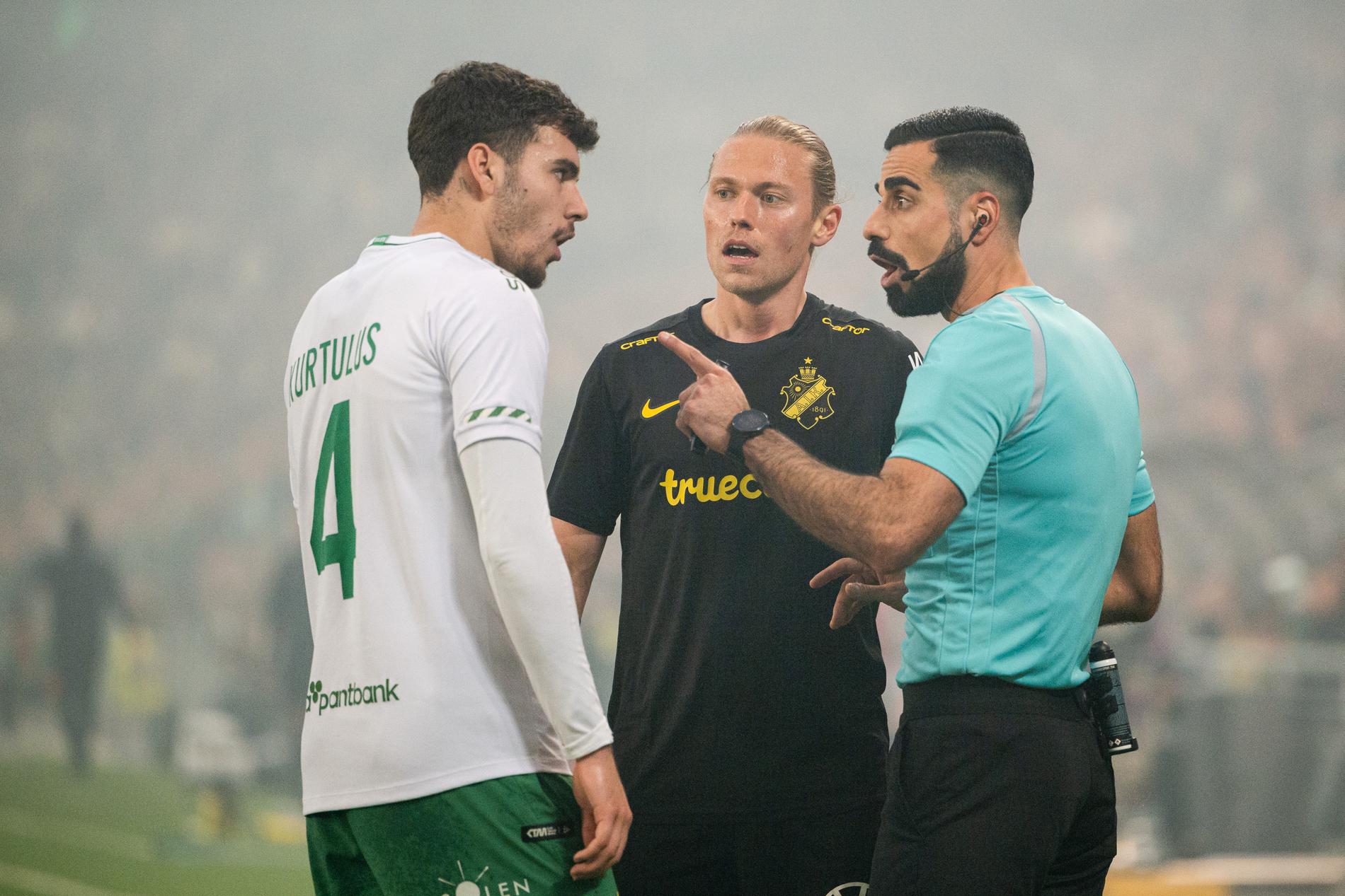 Hammarbys Edvin Kurtulus och AIK:s Viktor Fischer i samtal med Domare Mohammed Al-Hakim under kvartsfinalen i svenska cupen.