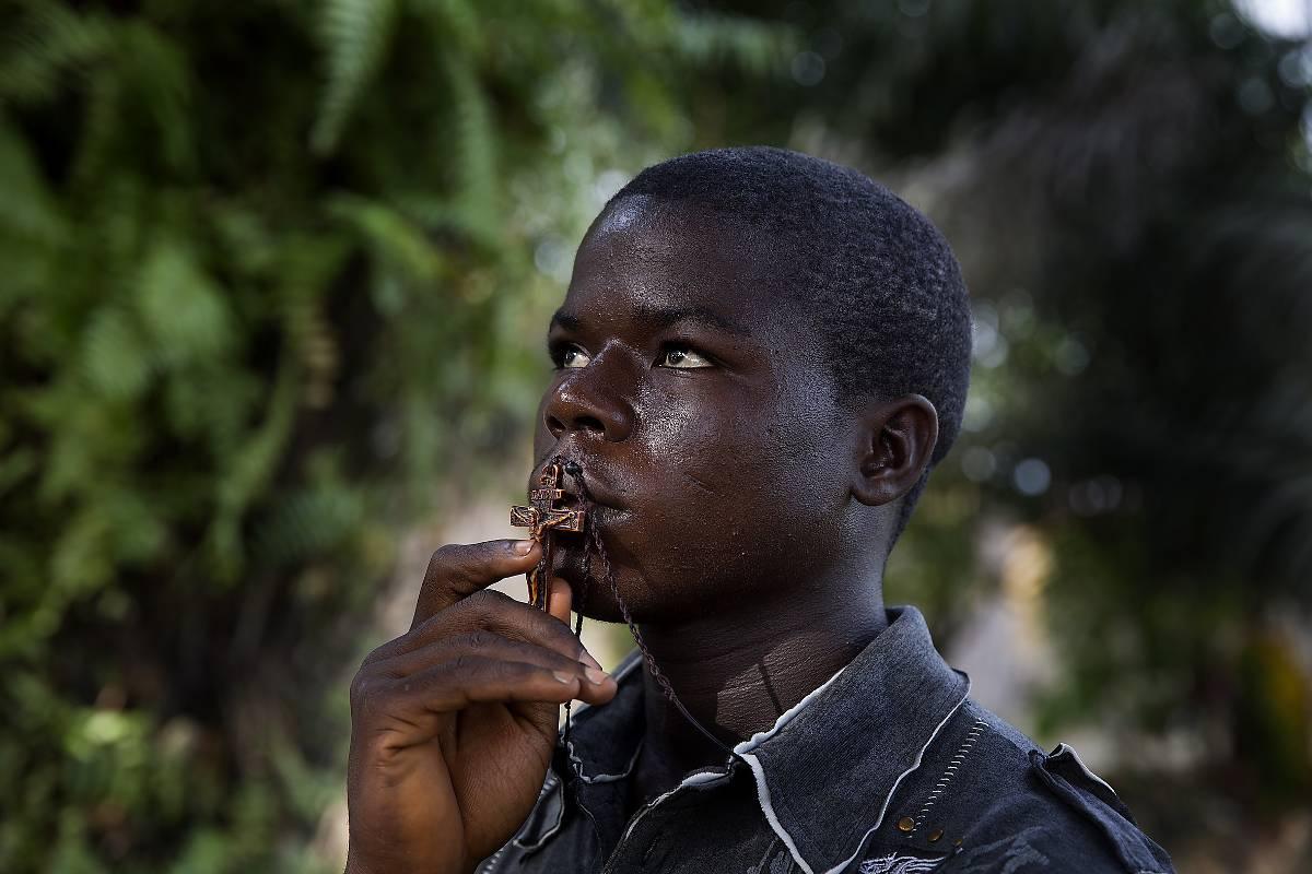 14-årige Melin förlorade sin pappa och sina småbröder i ebola. ”Jag ber för min familj, och för min döda pappa och mina döda bröder. Jag ber till Gud att han inte ska ta fler av de mina ifrån mig”, säger han.
