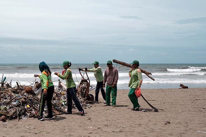 I januari gick människor runt och samlade skräp på stranden i Indonesien. 