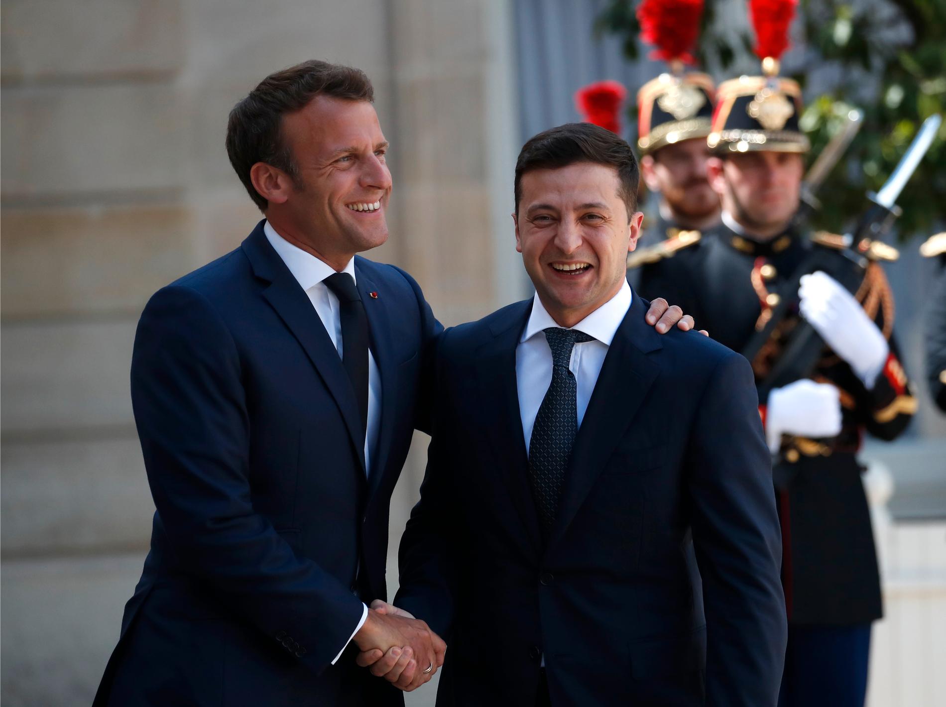 Frankrikes president Emmanuel Macron och hans ukrainske motsvarighet Volodymyr Zelenskyj vid ett möte i Paris i somras.