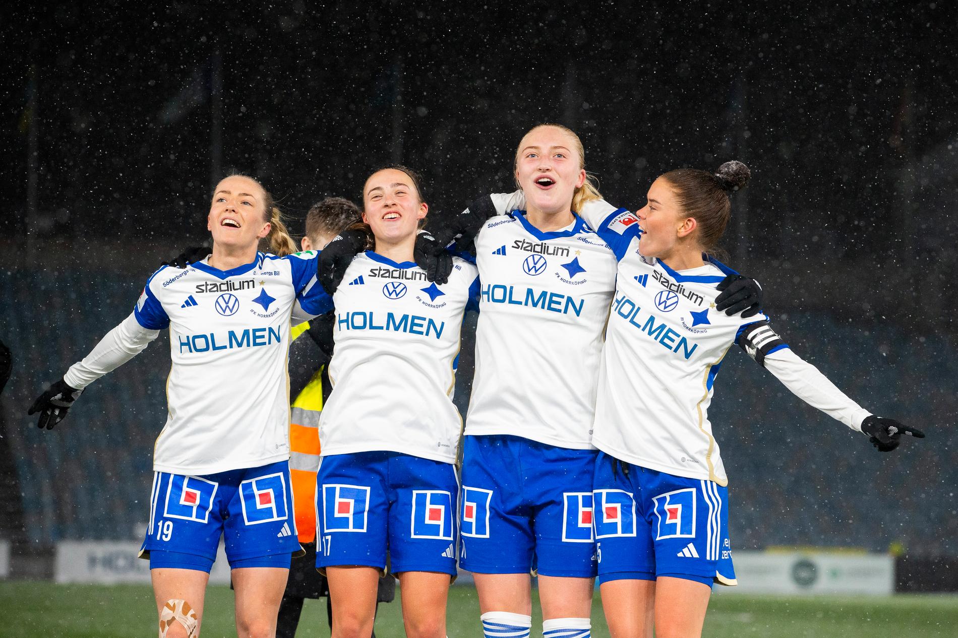 FK Norrköpings Sabina Ravnell, Vilma Emilia Koivisto, Wilma Leidhammar och My Cato jublar efter segern mot Växjö DFF.