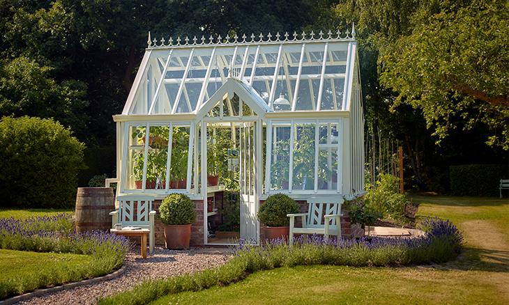Viktorianskt växthus på murad bröstning Botanic terrace, 265 × 374 cm, 287 500 kr, Vansta.