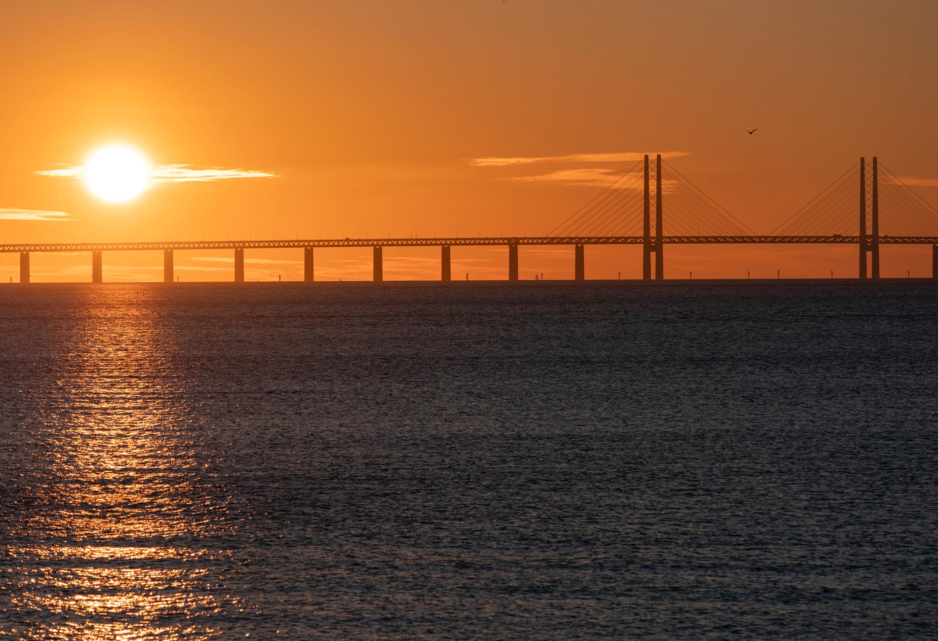 Solen går ner bakom Öresundsbron. Arkivbild.