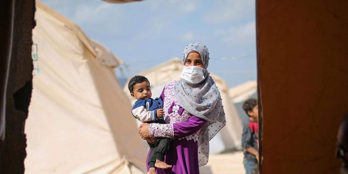 12 miljoner människor är på flykt från kriget i Syrien som nu pågått i 11 år. Den här kvinnan och hennes familj bor i flyktingläger för internflyktingar där situationen är väldigt svår.