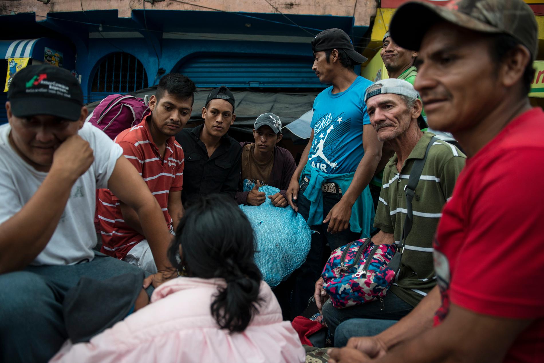 En grupp av migranterna får lift av en lastbil vid Mazatenango, drygt 30 mil från den mexikanska gränsen, under torsdagen.