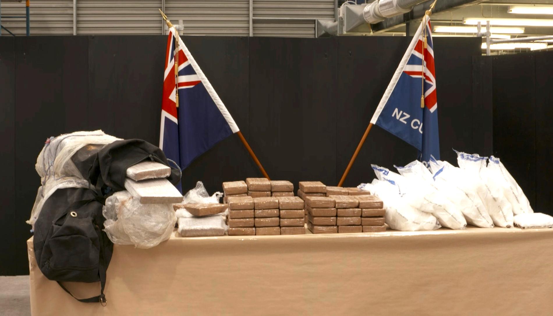 Polisen visar upp kokainbeslaget vid en presskonferens i Auckland.