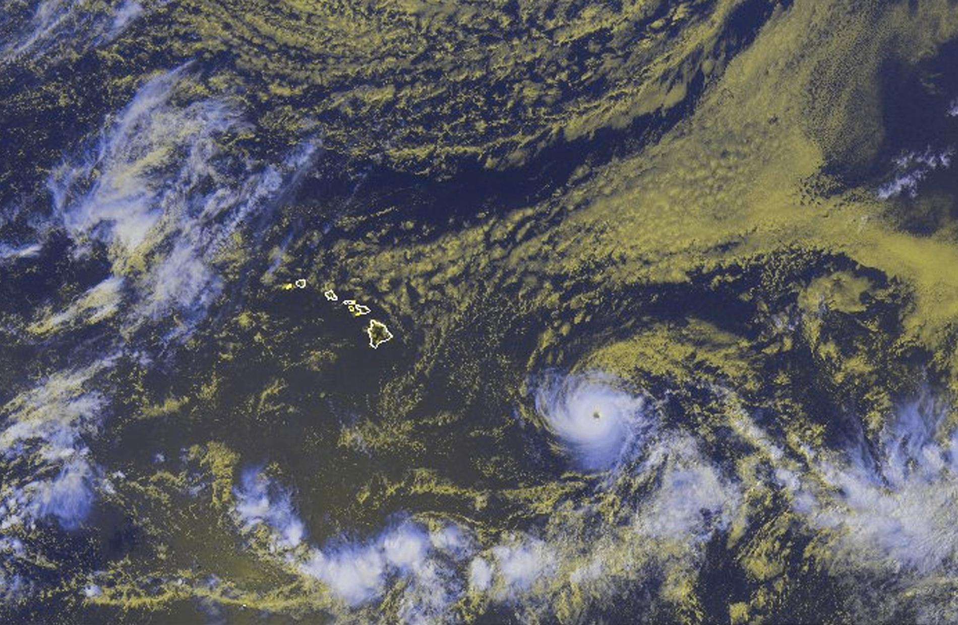 Satellitbild från NOAA som visar hur orkanen Hectors öga närmar sig Hawaii från sydost.