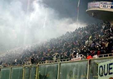 Upplopp Matchen mellan Fiorentina och Juventus fick stoppas i 28 minuter för att få ordning på huliganerna på läktaren.