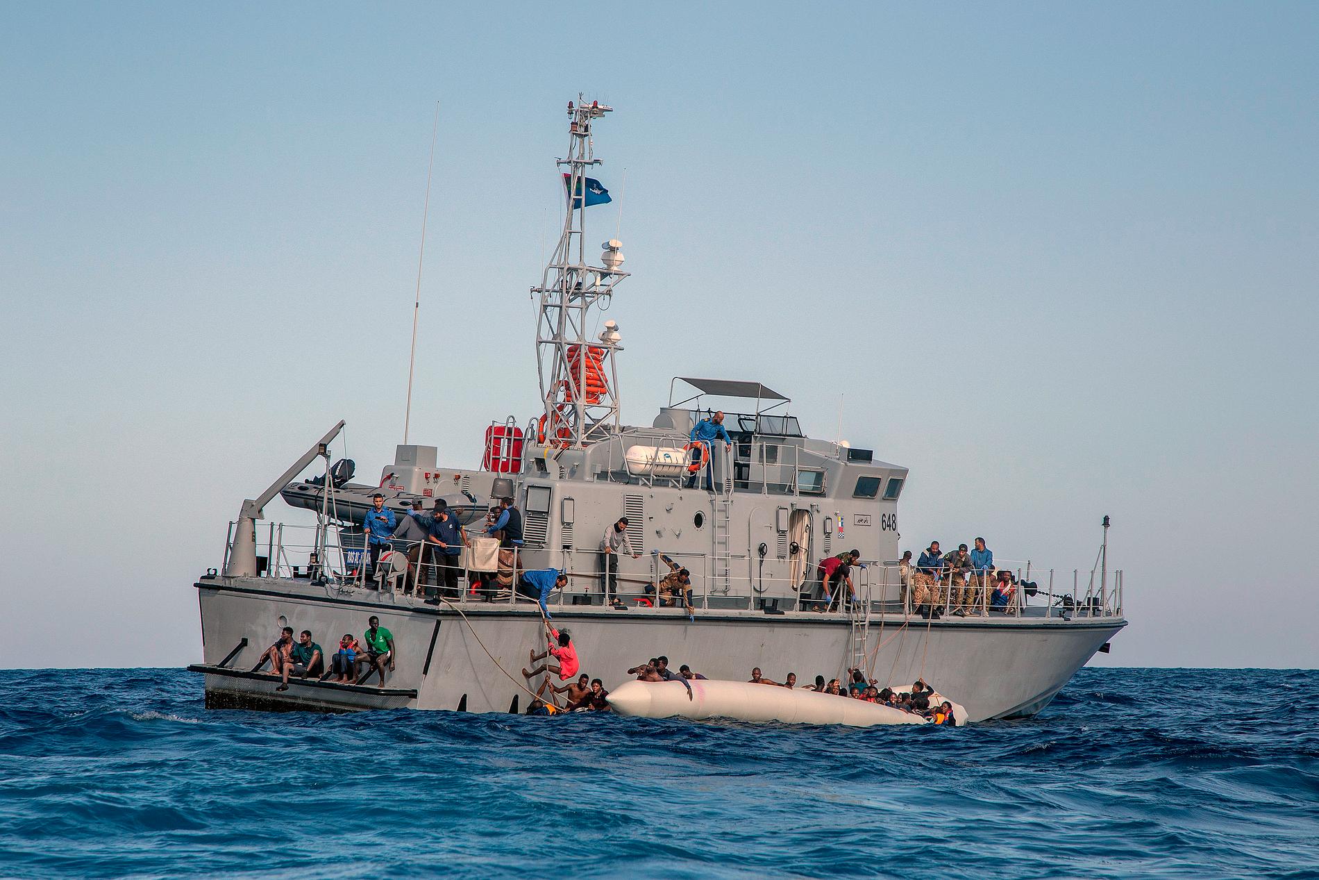 Den libyska kustbevakningen började hjälpa migranter från den sjunkande gummibåten, men enligt uppgifter från den tyska hjälporganisationen Sea watch behandlade de människorna mycket illa.