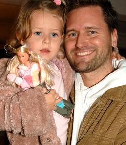 Martin Melin med sin dotter. Bilden är från 2006.