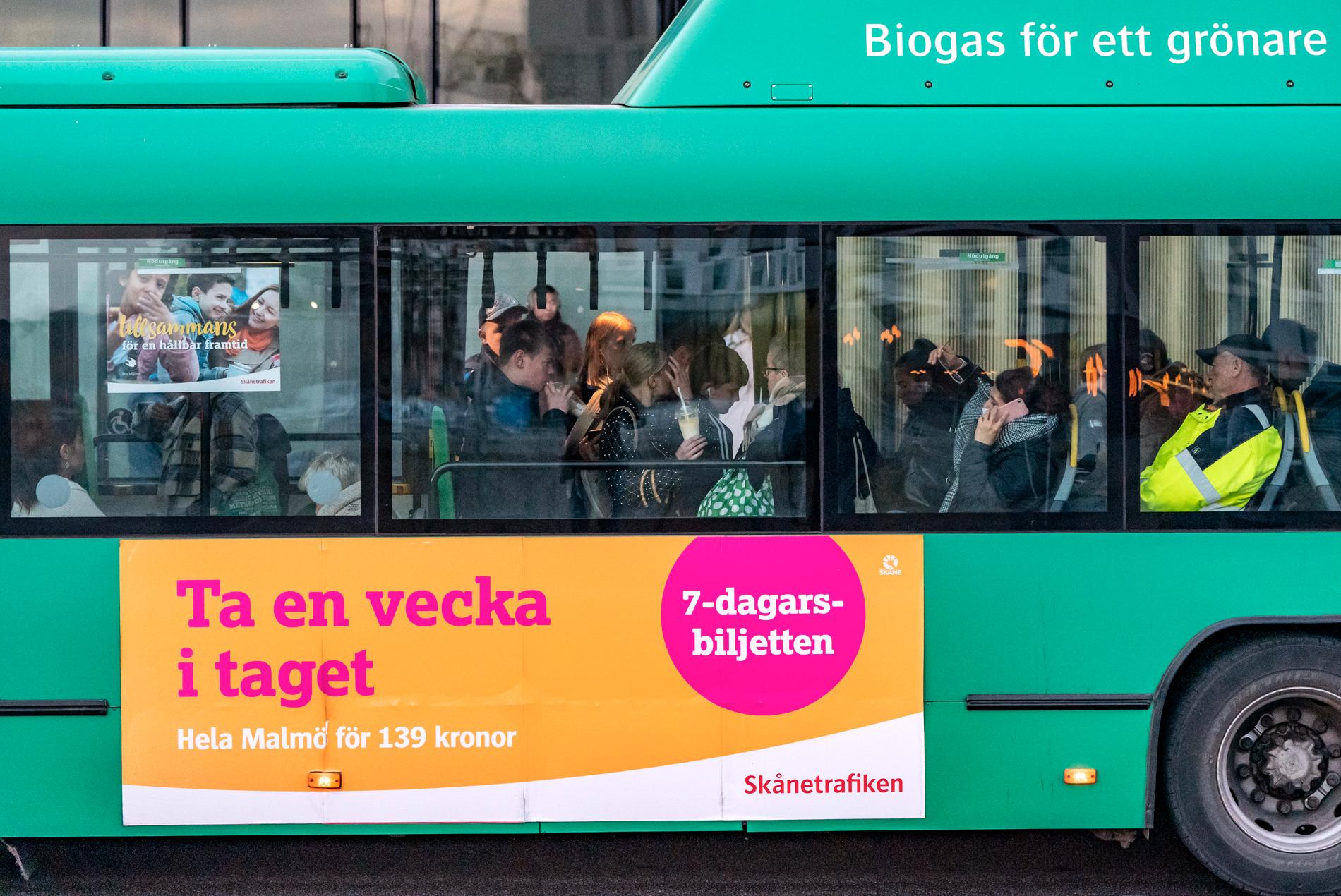 Människor i Region Skåne uppmanas att undvika resor i kollektivtrafiken. Arkivbild.