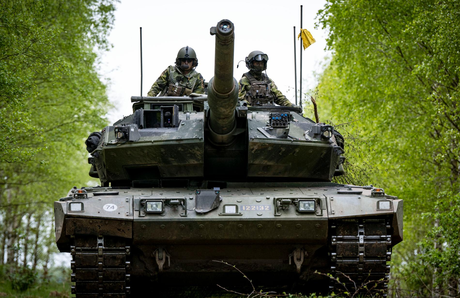 En svensk Leopard 2 stridsvagn (Strv 122) vid en markstridsövning.